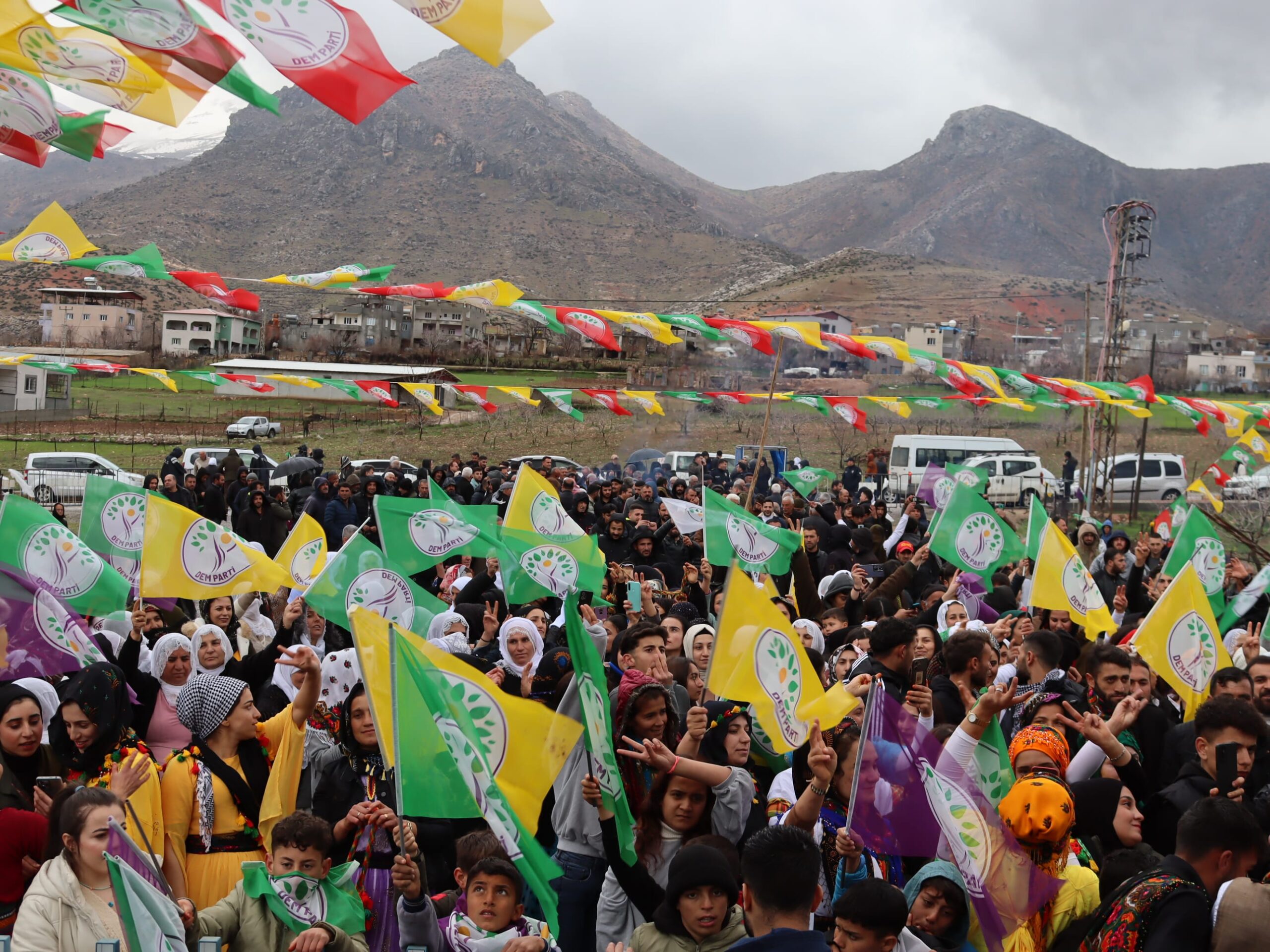 Eruh’ta Yüzlerce İnsanın Katılımıyla Newroz Ateşi Yakıldı